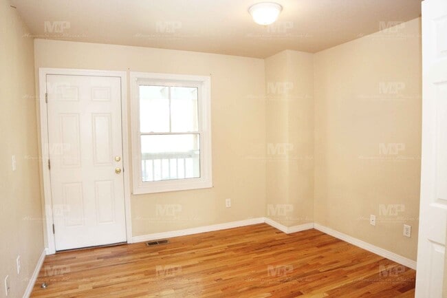 Building Photo - 320 W Laurel St