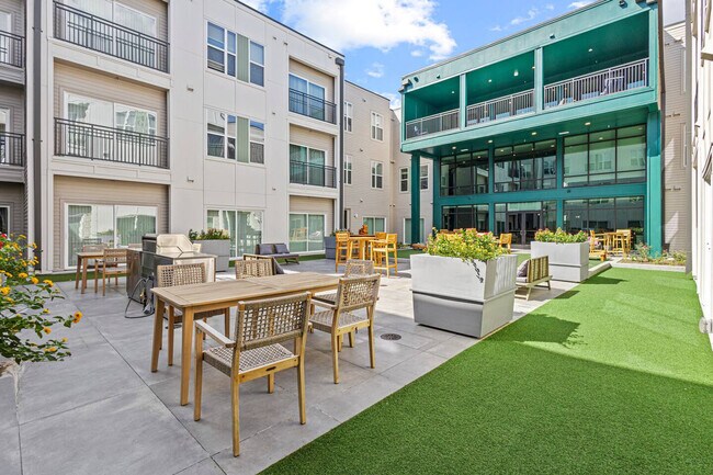 Building Photo - 596 W 9th St