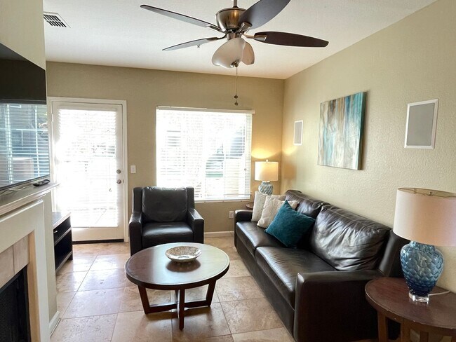 Building Photo - 1 Bedroom/1 Bath community pool Great Scottsdale location.