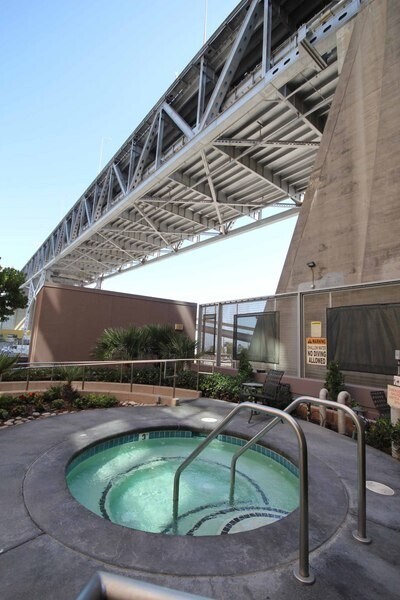 Building Photo - Rare luxury downtown condo w/parking, pool, hot tub and roof deck w/Bay Bridge Views!