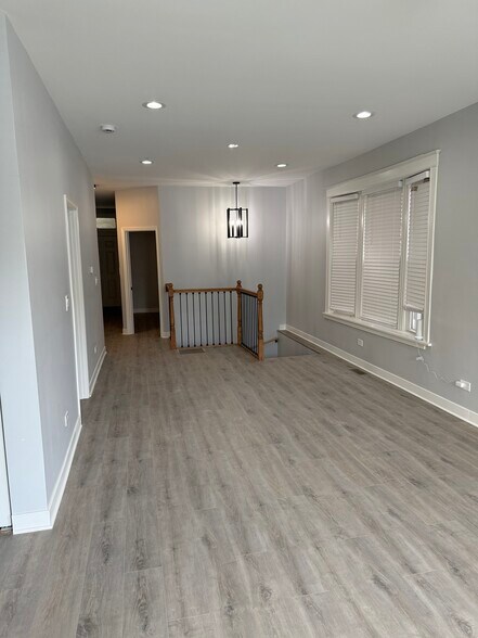 Building Photo - 7123 S Cornell Ave