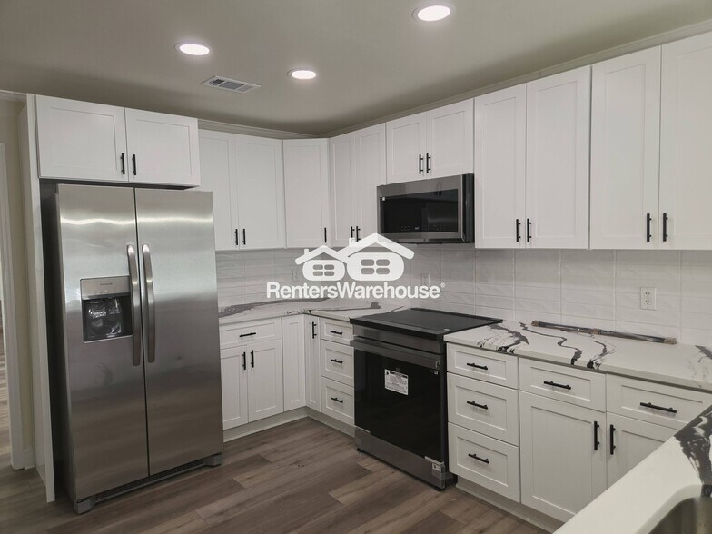 Building Photo - 300 Saddle Creek Ln