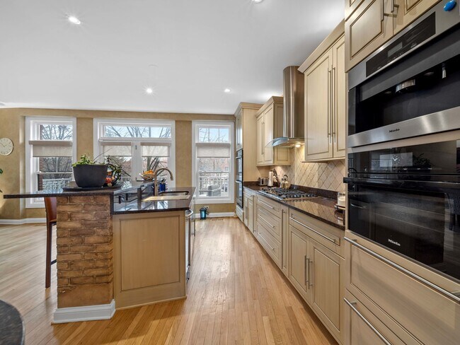 Building Photo - 2048 Valor Ct