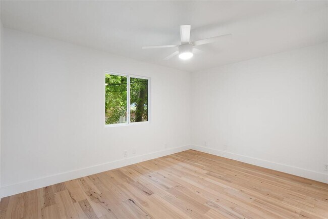 Building Photo - 1800 Nicole Cir