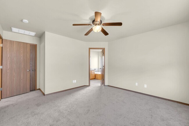 Building Photo - Ready to move in