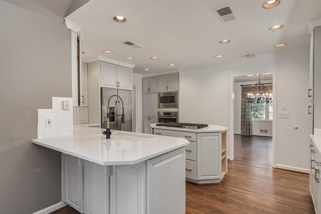 Building Photo - 4601 Club Cir NE