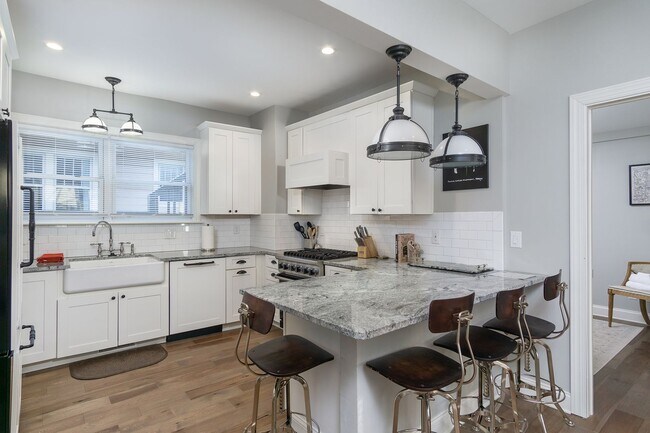 Building Photo - Montford Furnished Rental