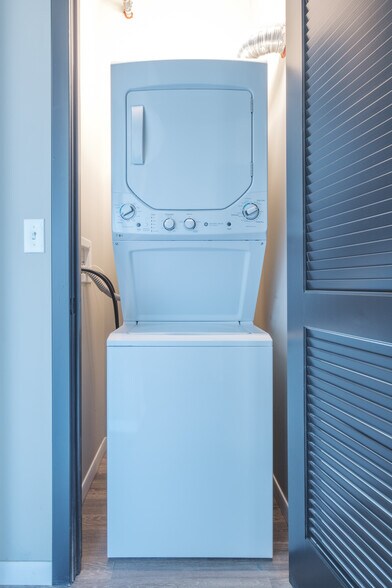 Building Photo - 903 W Washington Blvd