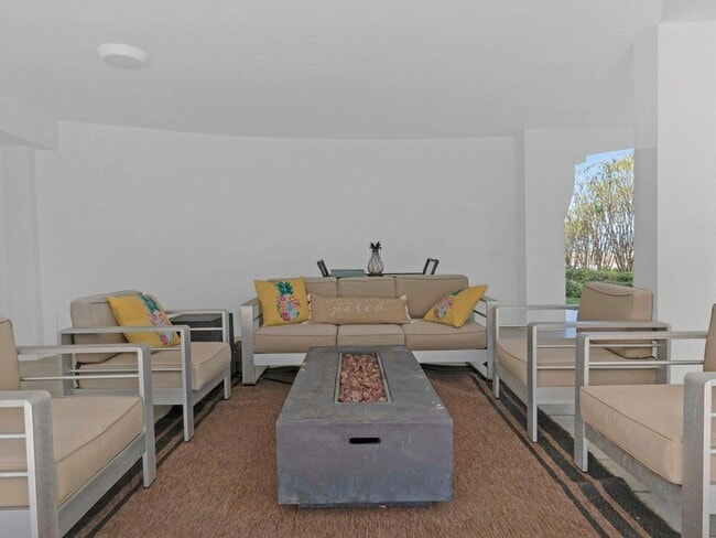 Building Photo - 317 E Seaview Cir