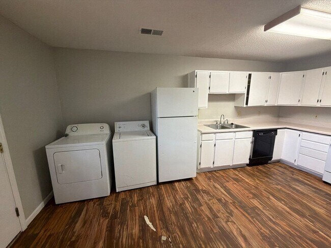 Building Photo - Nice Home In the U of M Area