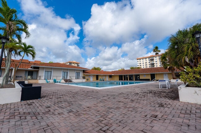 Building Photo - 4156 Inverrary Dr