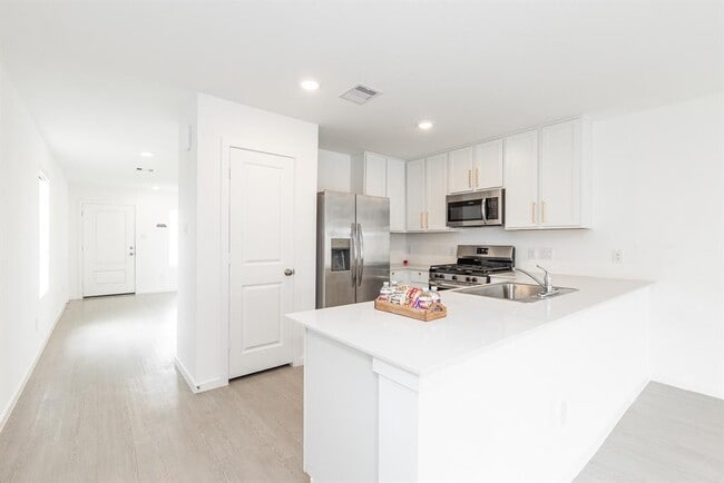 Building Photo - 6822 Date Palm Dr