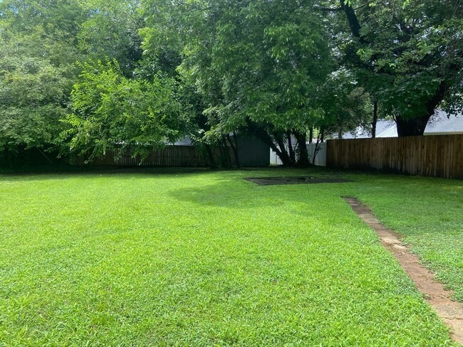 Building Photo - 2 Bedroom, 1 Bathroom House in Burlington!