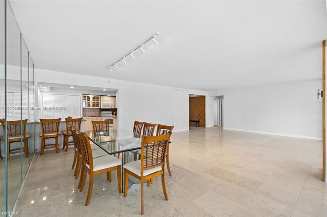 Building Photo - 2 br, 2.5 bath Condo - 10205 Collins Ave A...