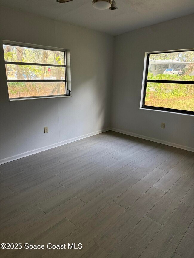 Building Photo - 14 S Hilltop Dr