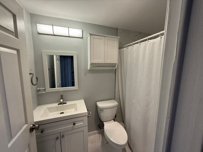 Building Photo - Gorgeous 5 Bed 3.5 Bath Single Family Home...