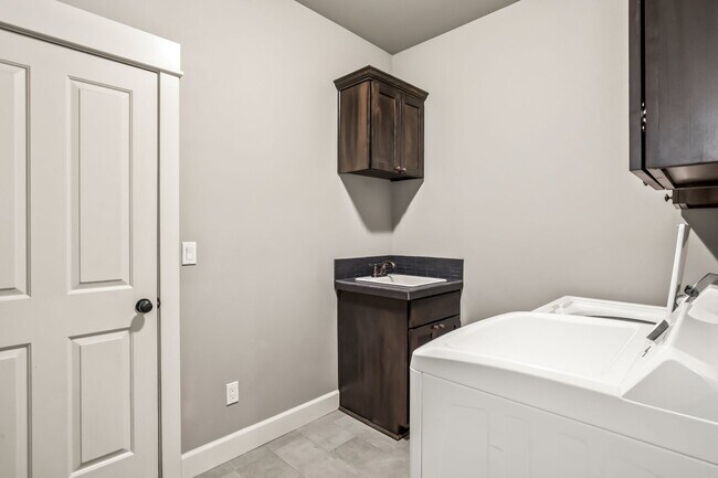 Building Photo - Single-Level 3 Bed, 2 Bath Home with Fully Fenced Backyard