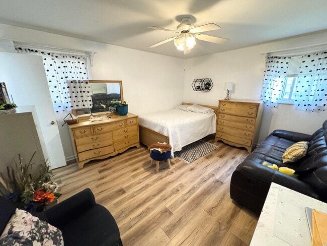 Building Photo - 4644 Broadhurst Dr