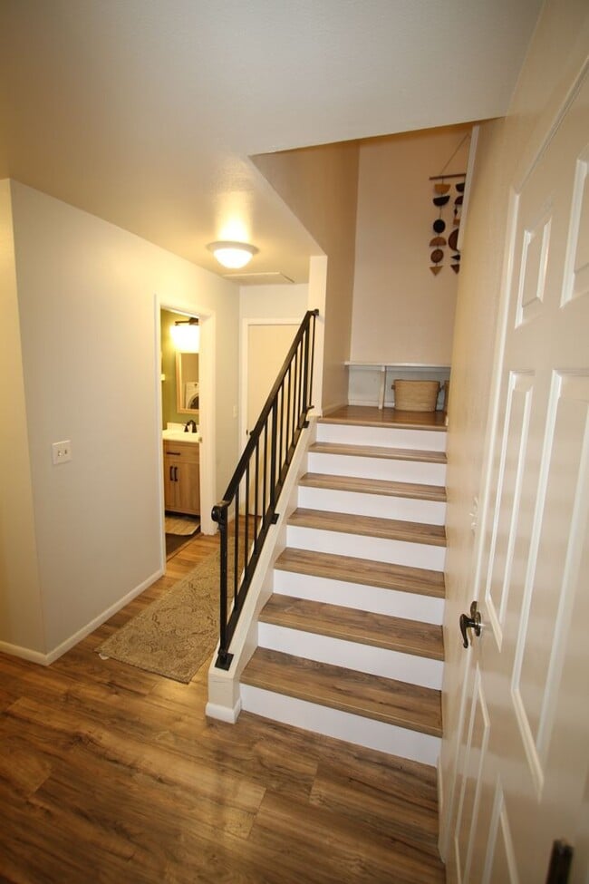 Building Photo - 3 Bedroom Townhouse!