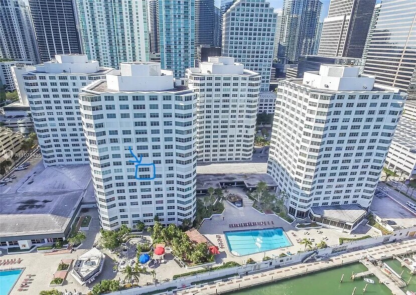Building Photo - 905 Brickell Bay Dr