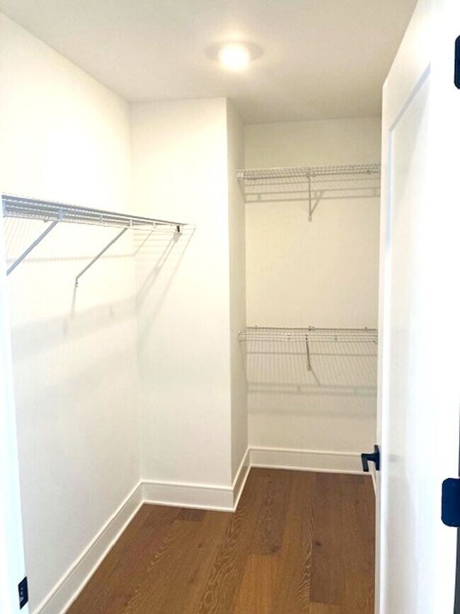 Building Photo - High Rise Condo Living at Its Best!!!!