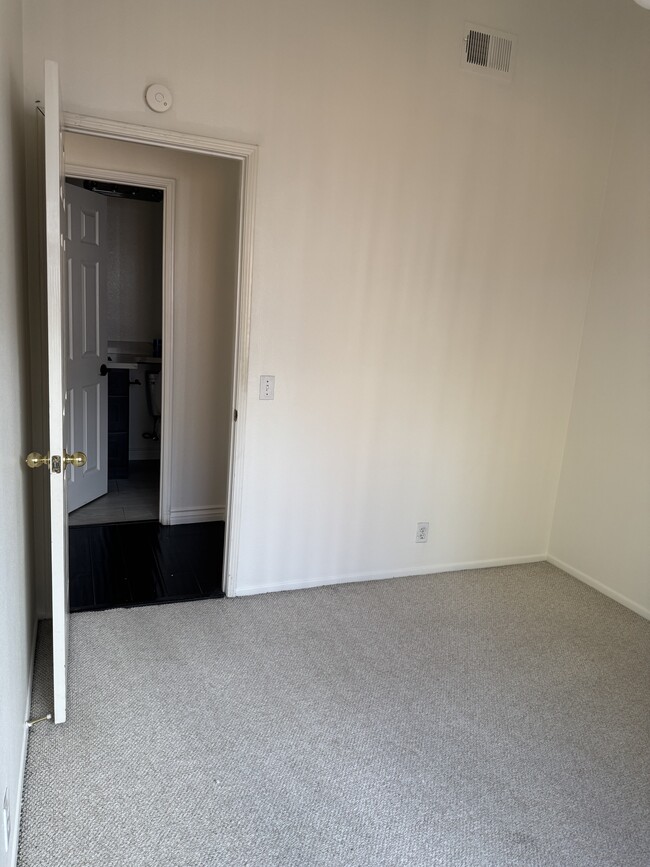 Building Photo - 13885 Portofino St