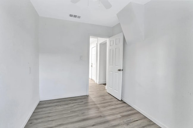 Building Photo - Darling 3/1 Duplex in Oakhurst