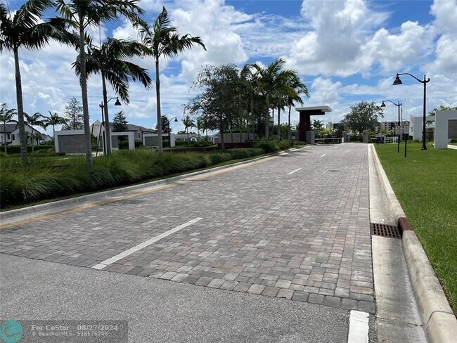 Building Photo - 2127 Appleton Cir S