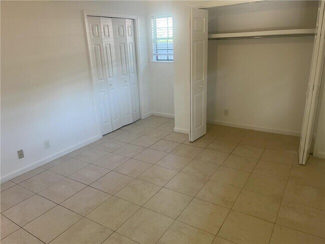 Building Photo - 500 Rivera Dr