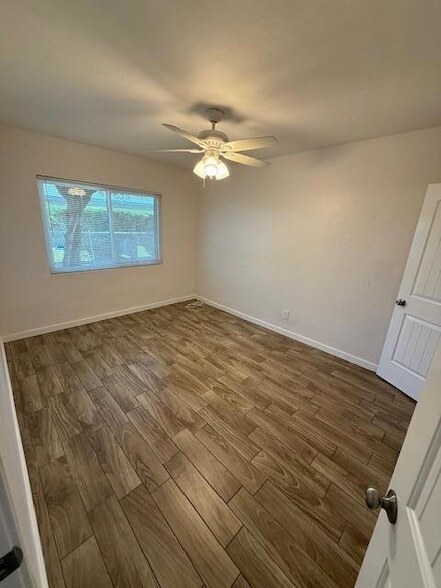 Building Photo - 2537 E Clarendon Ave