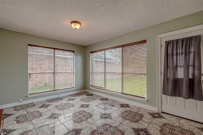 Building Photo - 2026 Sandy Knoll Dr