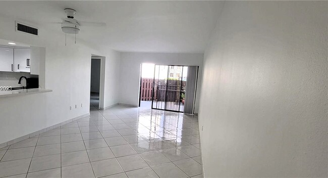 Building Photo - 9415 Fontainebleau Blvd