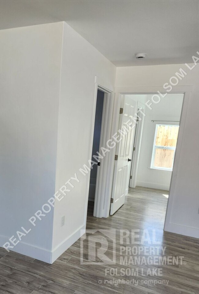 Building Photo - 814 1/2 Rumsey Way