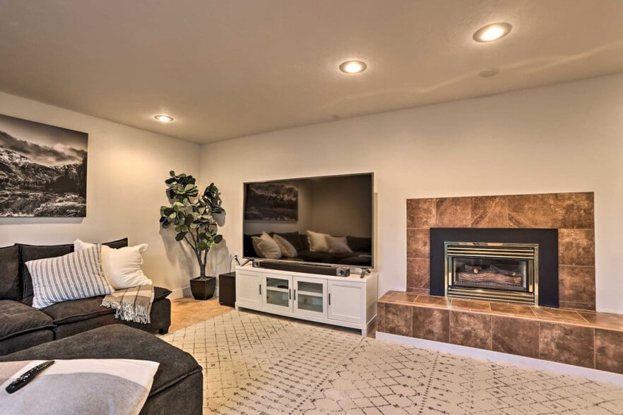 Building Photo - 930 Canyon Ave