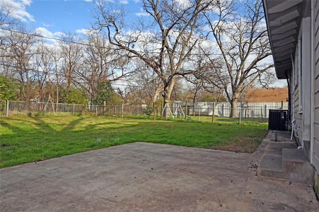 Building Photo - 2325 Kingswood Dr