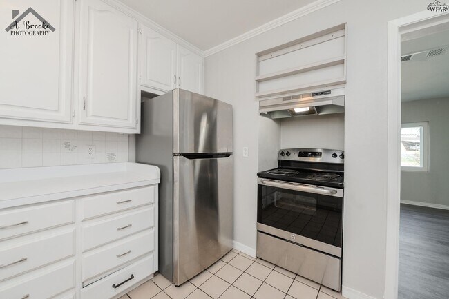 Building Photo - 1400 Phoenix Dr