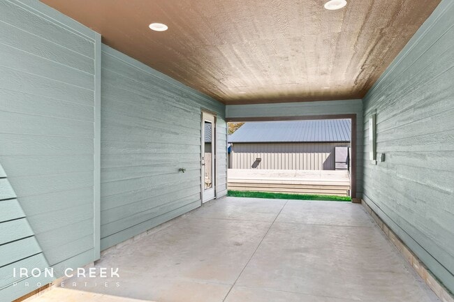 Building Photo - Beautiful Two-Bedroom Compact Cottage in S...