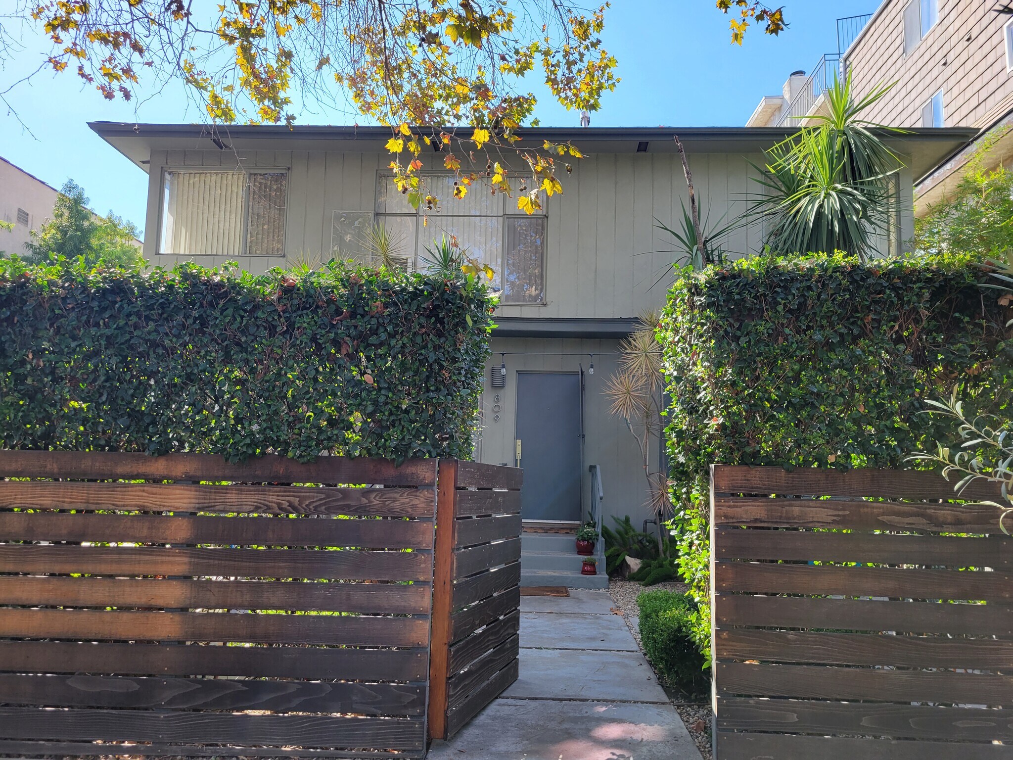 Front - 809 N Las Palmas Ave
