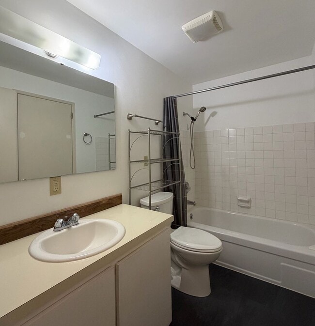 Building Photo - 1 Bed / 1 Bath Houghton condo in Kirkland $1,795/month
