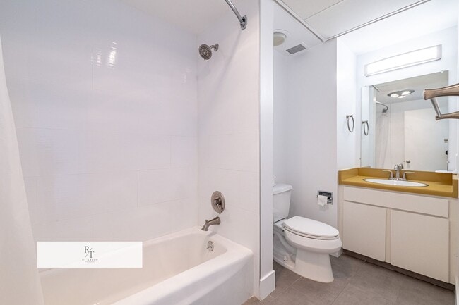 Building Photo - Modern 2-Bedroom Condo with Premium Amenities in Los Angeles