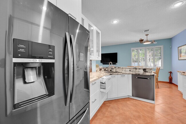 Building Photo - 2922 Port Royale Ln S