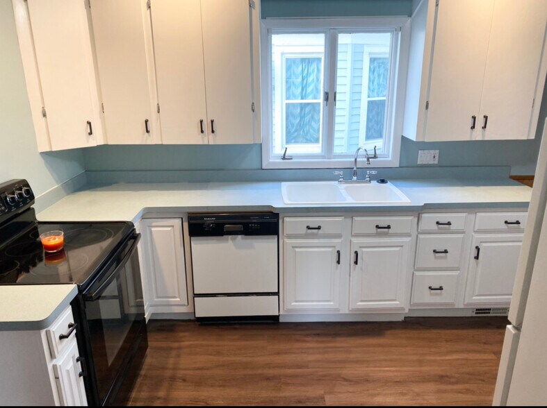 Kitchen - 38 Jefferson Ave