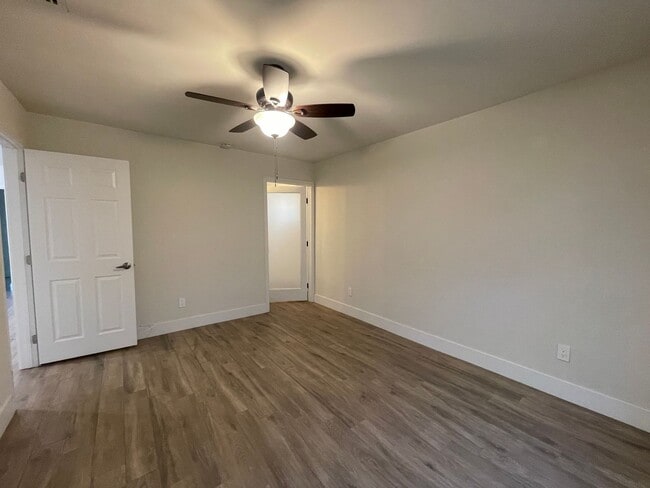 Building Photo - Modern and Move In Ready