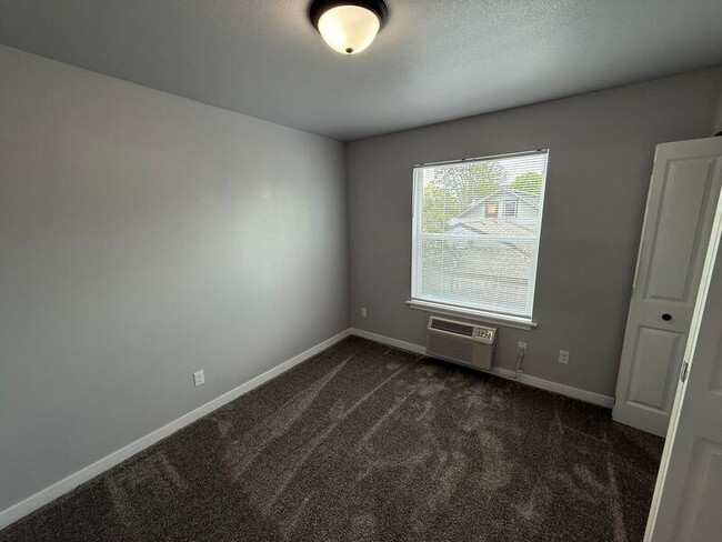 Building Photo - 871 Hickory St NE