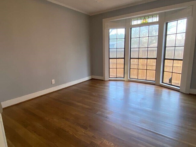 Building Photo - 204 E Houston St