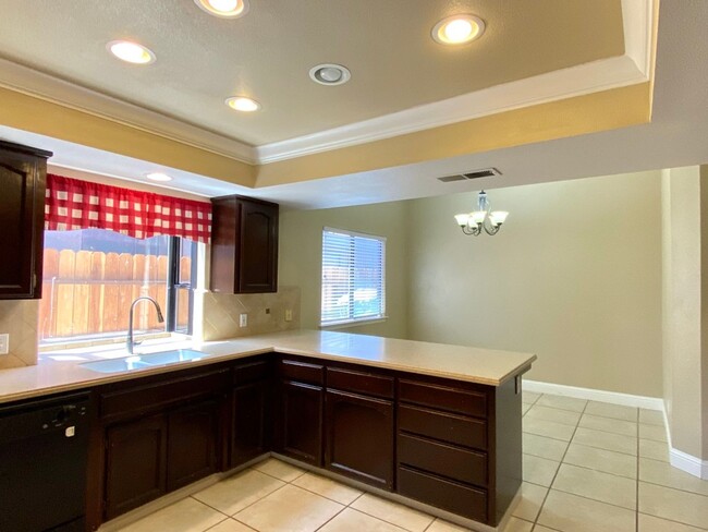 Building Photo - $2,295.00-  3 Bedroom Bullard & Fowler, Cl...