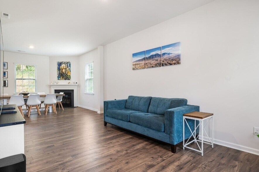 Building Photo - 4116 Village Blvd NW