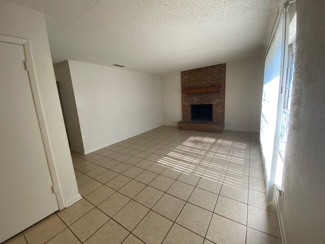 Building Photo - Duplex Homes 3/2/2