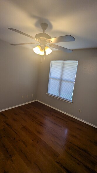 Building Photo - 711 Hillcrest Ct