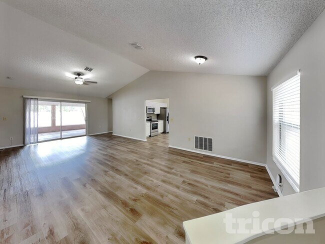 Building Photo - 714 49th St E